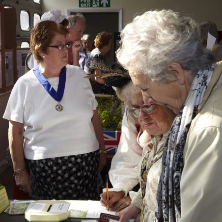 Gathering about the Mayoress Gathering about the Mayoress | Tessa Hallmann