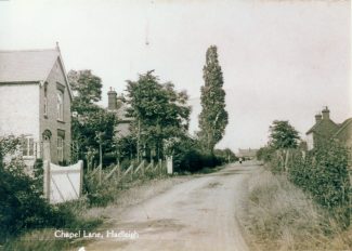 Chapel Lane looking north. The cottages on the right were pulled down to make way for the new Abbeyfield Care Home, built in 1983. My father was one of the first residents, after the death of my mother. The late Sir Bernard Braine MP used to visit him. | via David Guy