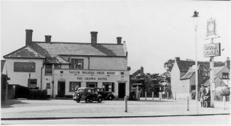 The Crown in about 1949. Note the west-bound bus stop and Reynolds' scrap yard, the other side of the High Street. The new Reading Library was later to replace the old cottages | Joyce Bardell Collection