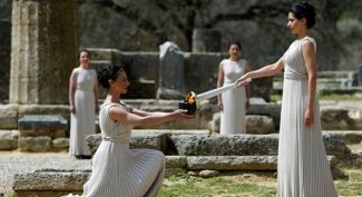 Lighting the Olympic Torch at Olympia | www.london2012.com/games/olympic-torch-relay/history/