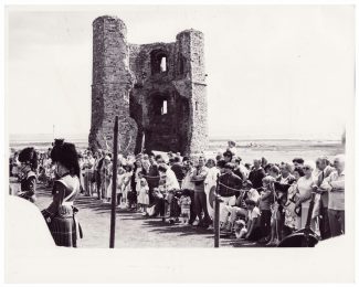 compressed-1985_0826_hadl_castle_fayre_for_unicef_pipe_band_crowd_echo_ph_600 August 1985 Hadleigh Castle UNICEF Fayre