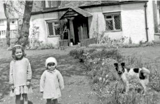 Elaine and Alison Lindow and dog at King's Cottage | Alison Lindoe